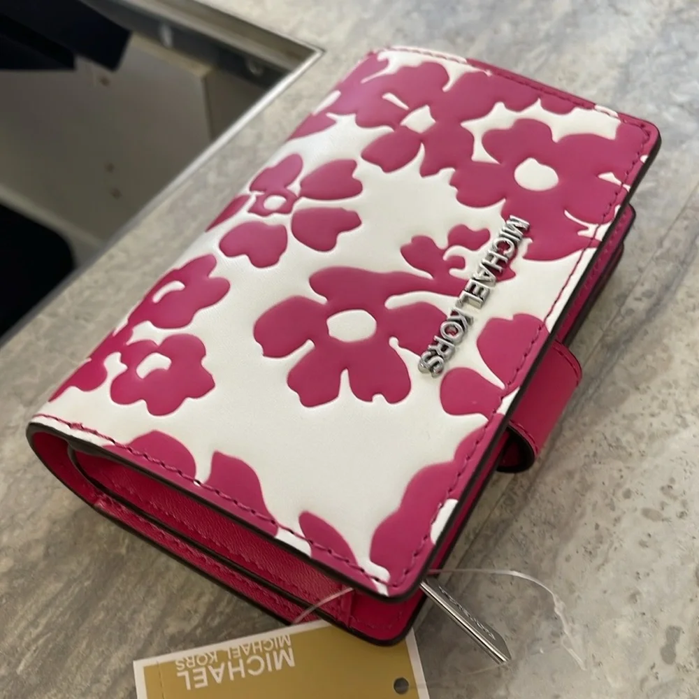 Michael Kors Jet Set Medium Floral Print Bi-Fold Wallet
Dragonfruit
NWT
Pink - Picture 8 of 16